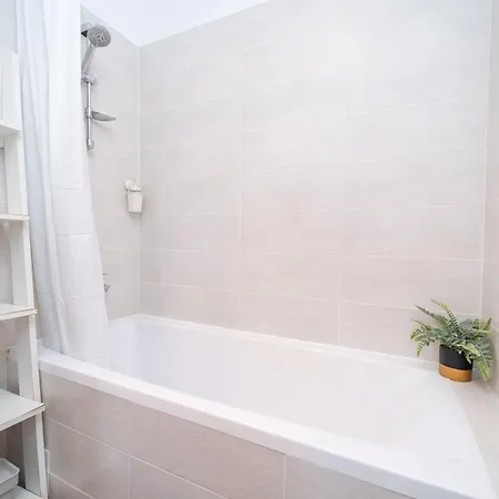 Modern Apollus Avenue - By Openhouse Apartment *
