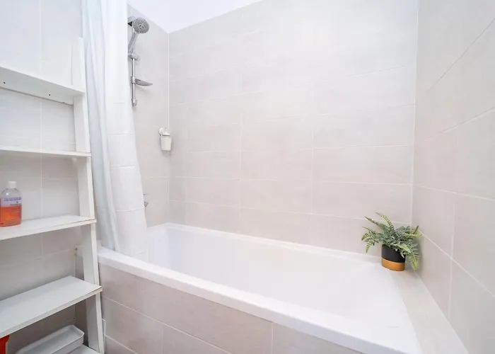 Modern Apollus Avenue - By Openhouse Apartment *